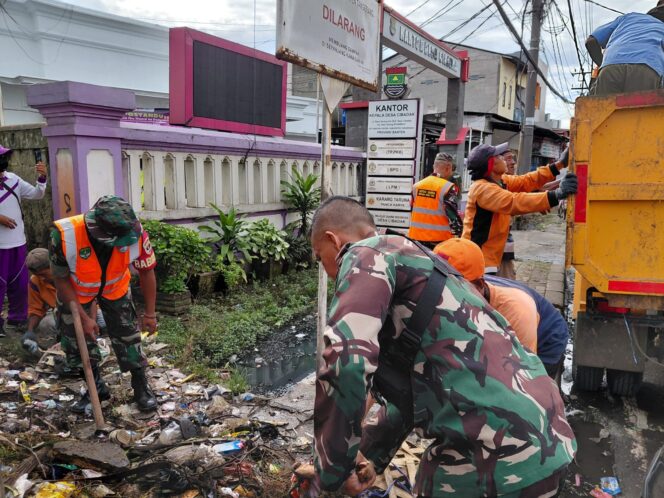 
					Satgas Sampah Kodim 0510 Bersihkan Tumpukan Sampah di Cikupa