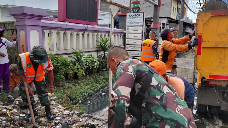 Satgas Sampah Kodim 0510 Bersihkan Tumpukan Sampah di Cikupa
