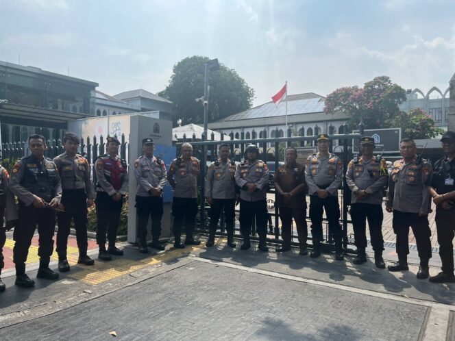 
					Polri Amankan Misa Kenaikan Isa Al Masih di Gereja Katedral, Ribuan Jemaat Beribadah dengan Aman dan Khidmat