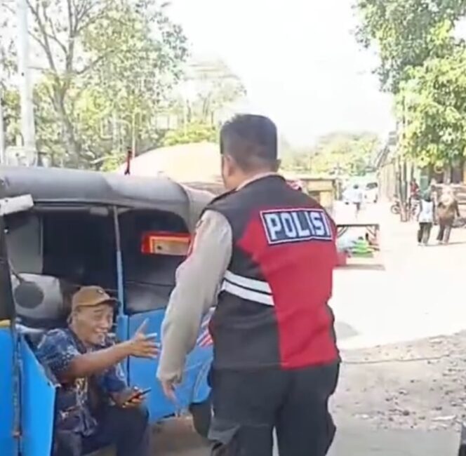 
					Patroli Sore Hari Unit Samapta di Jalan Pangeran Jayakarta, Polisi Tegur Humanis Pengemudi Bajaj yang Parkir Sembarangan