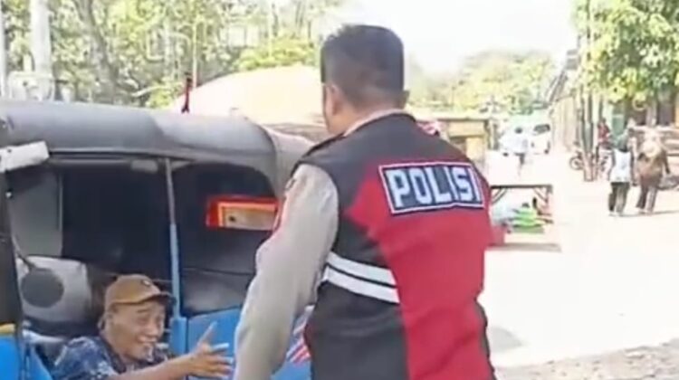 Patroli Sore Hari Unit Samapta di Jalan Pangeran Jayakarta, Polisi Tegur Humanis Pengemudi Bajaj yang Parkir Sembarangan
