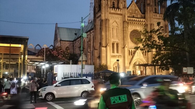 Jelang Malam Polsek Sawah Besar Perketat Pengamanan Misa Kenaikan Isa Al Masih di Gereja Katedral