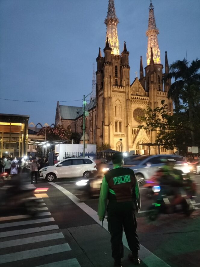 
					Jelang Malam Polsek Sawah Besar Perketat Pengamanan Misa Kenaikan Isa Al Masih di Gereja Katedral