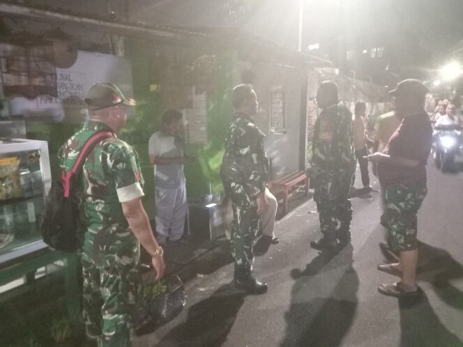 
					Babinsa Koramil 02/Matraman dan Warga Gelar Siskamling Wujudkan Lingkungan Aman dan Kondusif