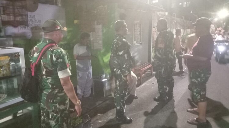 Babinsa Koramil 02/Matraman dan Warga Gelar Siskamling Wujudkan Lingkungan Aman dan Kondusif