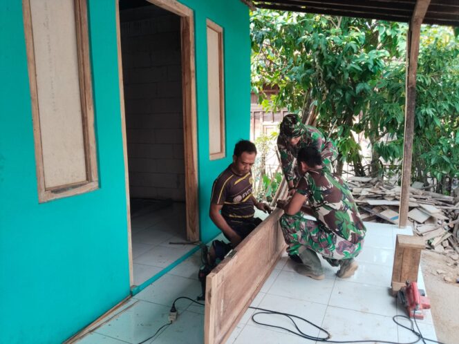 
					Pemasangan Pintu Jadi Sentuhan Akhir, Rumah Ibu Sarmini Rampung 100 Persen