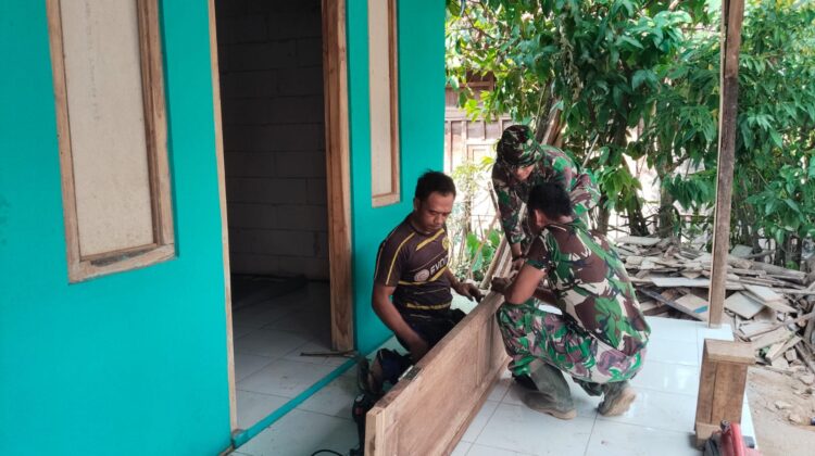 Pemasangan Pintu Jadi Sentuhan Akhir, Rumah Ibu Sarmini Rampung 100 Persen