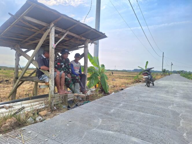 
					Hangatnya Komsos Satgas TMMD dengan Petani di Lokasi Pengecoran Jalan