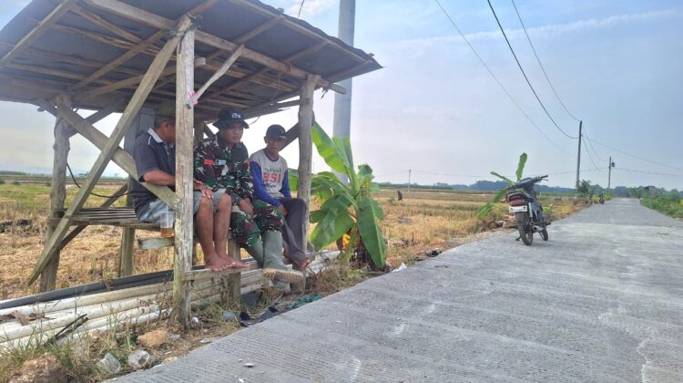 Hangatnya Komsos Satgas TMMD dengan Petani di Lokasi Pengecoran Jalan