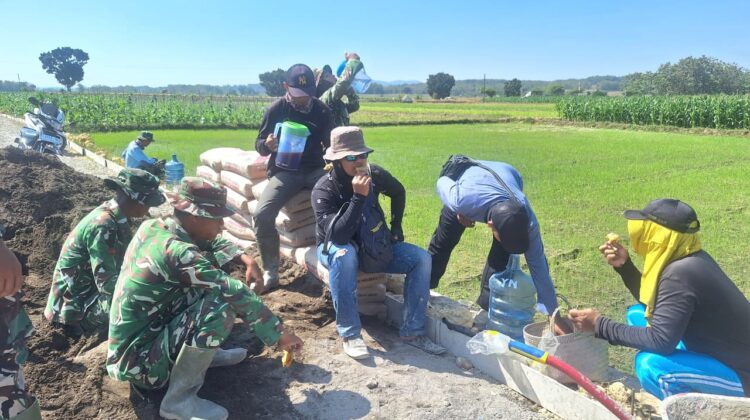 Semangat Kebersamaan, Anggota Satgas TMMD 128 Bersama Warga Ngopi Bareng