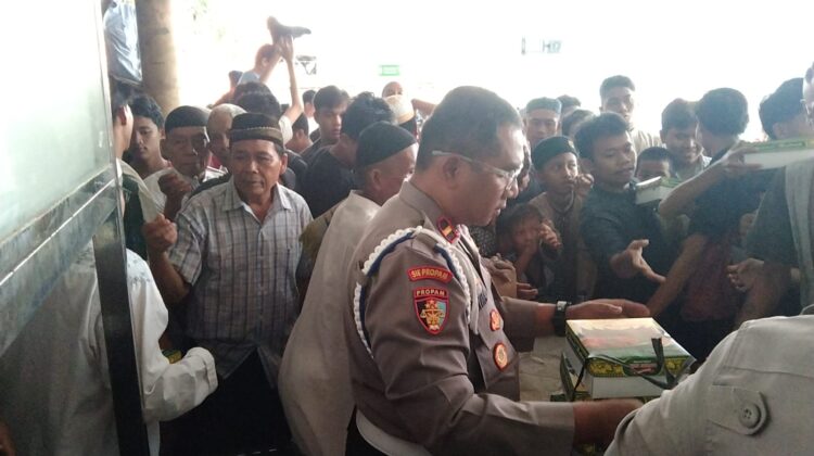 Anggota Propam Polres Jakpus Bagikan 200 Box Makanan dalam Program Jumat Berkah di Senen