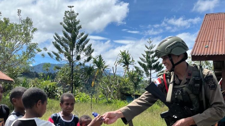 Jalin Keakraban dengan Warga, Satgas Ops Damai Cartenz Gelar Patroli Dialogis di Serambakon