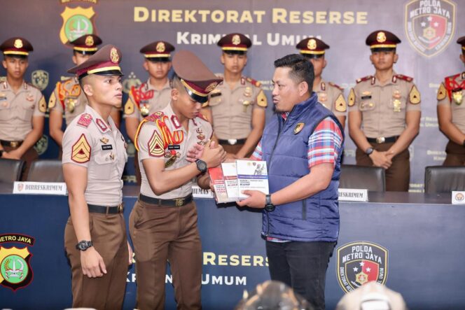 
					Wadir Reskrimum Polda Metro Jaya Serahkan Referensi Hukum Terbaru kepada 17 Taruna Akpol: Perkuat Profesionalisme Generasi Mendatang