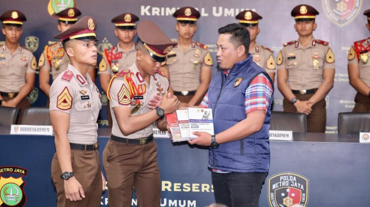 Wadir Reskrimum Polda Metro Jaya Serahkan Referensi Hukum Terbaru kepada 17 Taruna Akpol: Perkuat Profesionalisme Generasi Mendatang