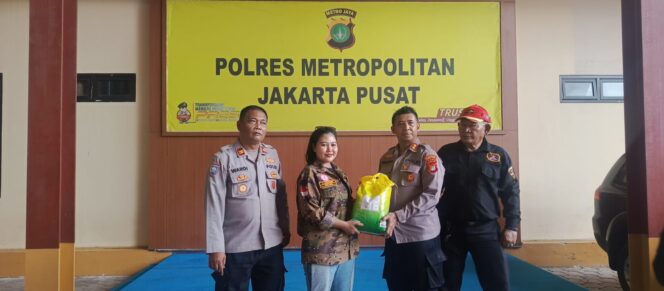
					Polres Jakpus Gelar Jumat Berkah, 365 Paket Sembako Dibagikan untuk Unsur Sabuk Kamtibmas