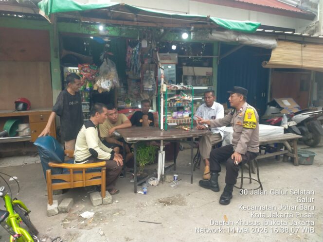 
					Sambang Pasar Gembrong, Bhabinkamtibmas Galur Ajak Security Tingkatkan Kewaspadaan