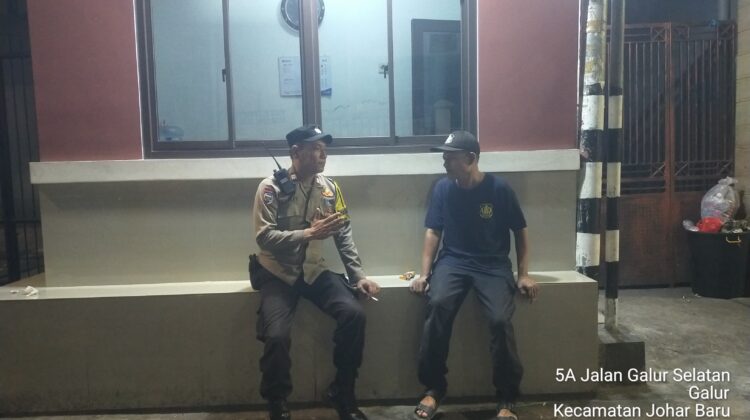 Dini Hari Sambangi Pos Kamling, Bhabinkamtibmas Galur Perkuat Kewaspadaan Warga