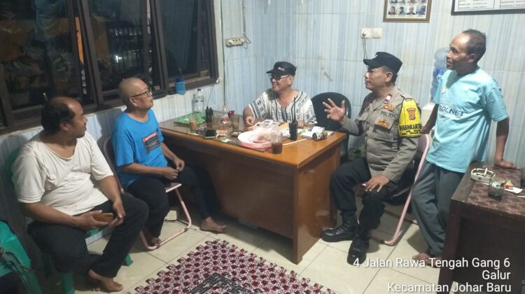 Cooling System Malam Hari, Bhabinkamtibmas Galur Sambangi Pos Kamling RW 06 Perkuat Sinergi Kamtibmas