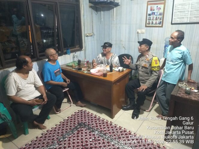
					Cooling System Malam Hari, Bhabinkamtibmas Galur Sambangi Pos Kamling RW 06 Perkuat Sinergi Kamtibmas