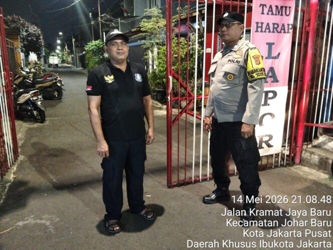 
					Saat Warga Terjaga, Keamanan Terpelihara: Polisi dan Poskamling RW 01 Perkuat Kewaspadaan Malam Hari