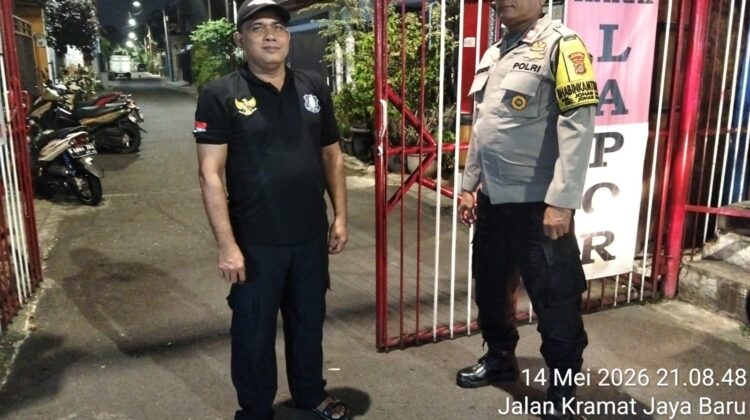 Saat Warga Terjaga, Keamanan Terpelihara: Polisi dan Poskamling RW 01 Perkuat Kewaspadaan Malam Hari