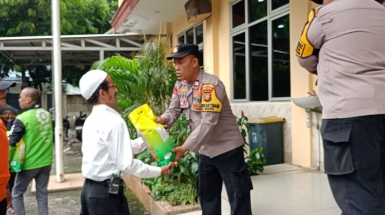 Jumat Berkah, Polsek Metro Tanah Abang Salurkan Bantuan Sosial Kepada Masyarakat
