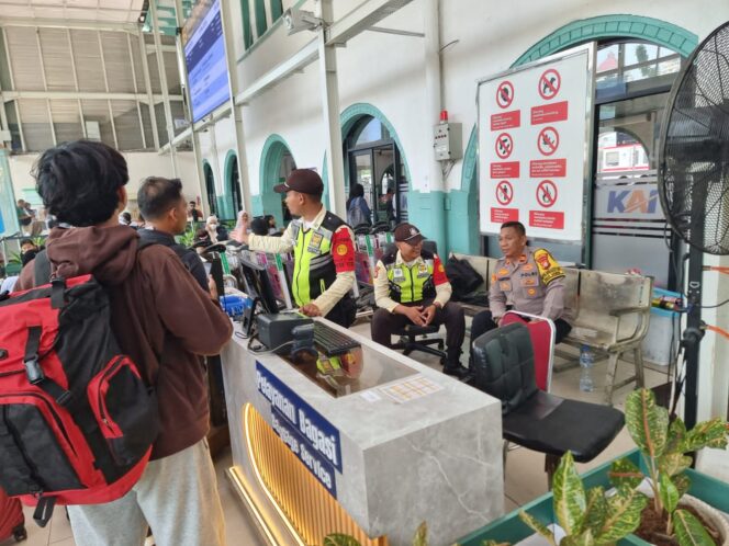 
					Polisi Gelar Sambang dan Cooling System di Stasiun Pasar Senen, Antisipasi Gangguan Kamtibmas