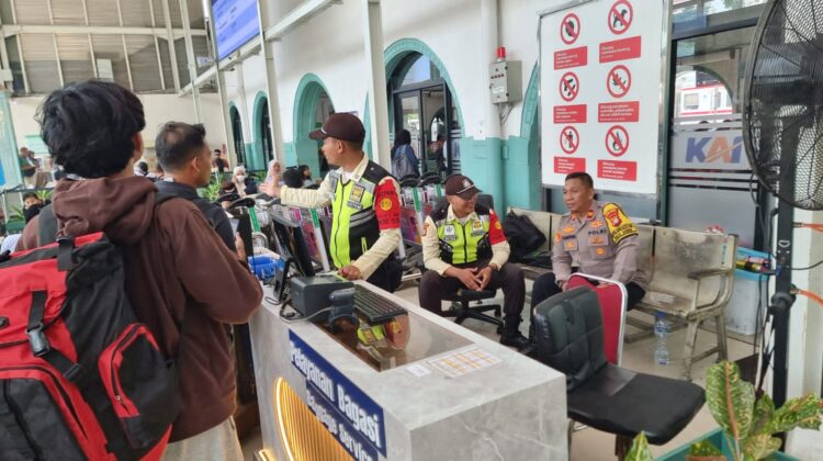 Polisi Gelar Sambang dan Cooling System di Stasiun Pasar Senen, Antisipasi Gangguan Kamtibmas