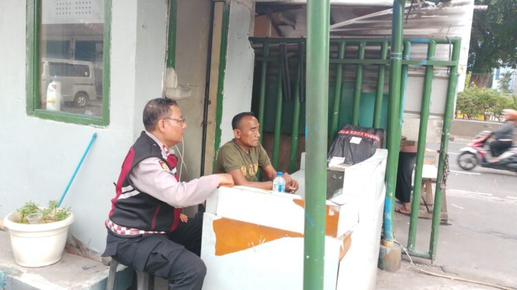 Libur Panjang Panit Samapta Tingkatkan Patroli Jalan Kaki” Serap Aspirasi Warga di Pos Keamanan Jayakarta