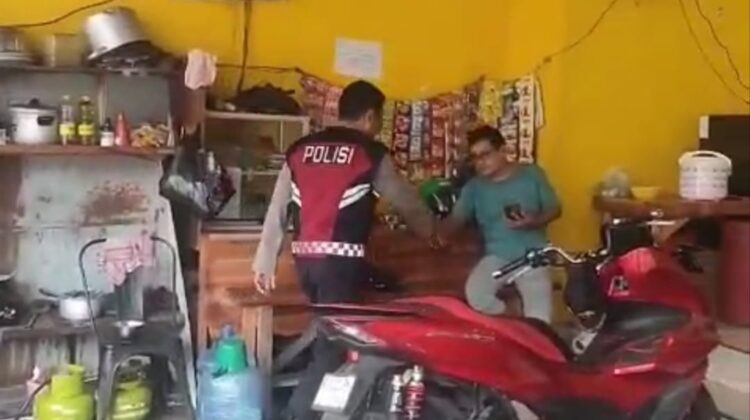 Unit Samapta Lakukan Patroli Jalan Kaki Polsek Sambangi Pelaku UMKM di Karang Anyar