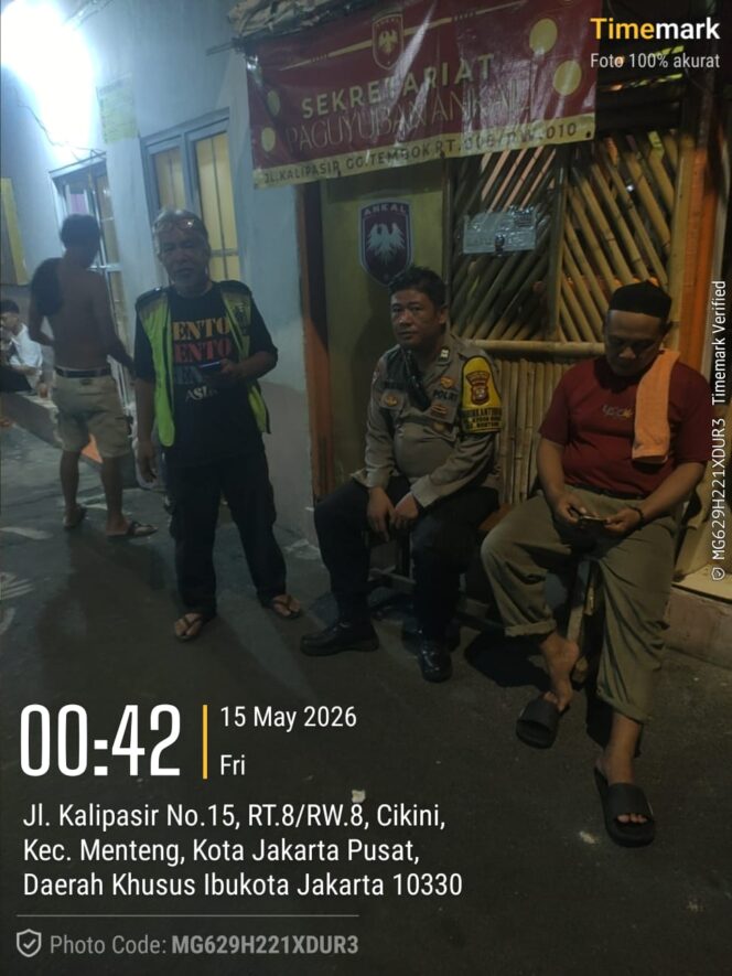 
					Bhabinkamtibmas Sambangi Pos Ronda Kebon Sirih, Warga Diajak Aktif Jaga Lingkungan