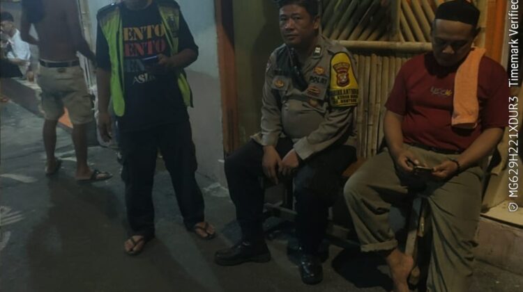Bhabinkamtibmas Sambangi Pos Ronda Kebon Sirih, Warga Diajak Aktif Jaga Lingkungan