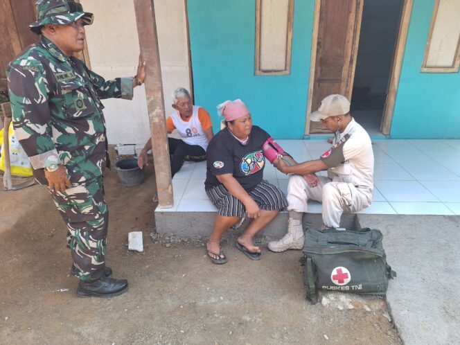 
					Tim Kesehatan TMMD 128 Datangi Rumah Ibu Sarmini, Wujud Kepedulian TNI kepada Warga