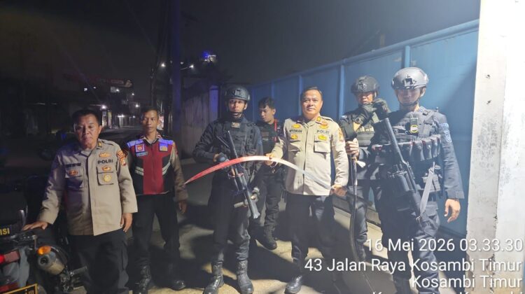 Brimob Polda Metro Jaya Bubarkan Tawuran di Kosambi, Parang 1 Meter Disita