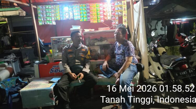 Bangun Kewaspadaan Bersama, Polisi Sambangi Warga di Pos Satkamling RW 09