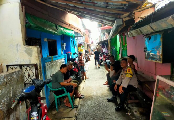 
					Bhabinkamtibmas Kramat Sambangi Warga, Ajak Orang Tua Cegah Tawuran dan Narkoba