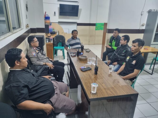 
					Bhabinkamtibmas Karet Tengsin Bersama Pokdarkamtibmas Aktifkan Siskamling Guna Antisipasi Gangguan Kamtibmas