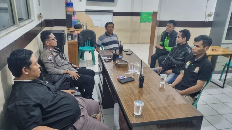 Bhabinkamtibmas Karet Tengsin Bersama Pokdarkamtibmas Aktifkan Siskamling Guna Antisipasi Gangguan Kamtibmas