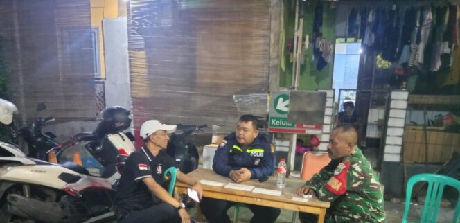 
					Bhabinkamtibmas dan Babinsa Monitoring Siskamling RW 011 Petamburan, Perkuat Sinergi Jaga Kamtibmas