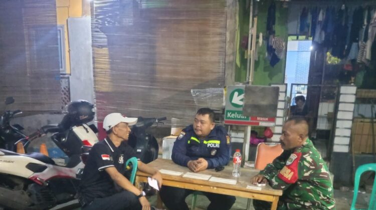 Bhabinkamtibmas dan Babinsa Monitoring Siskamling RW 011 Petamburan, Perkuat Sinergi Jaga Kamtibmas