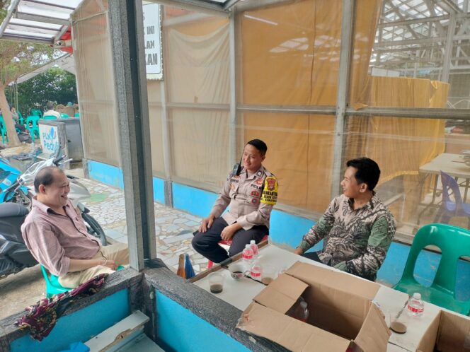 
					Duduk Bersama Warga, Bhabinkamtibmas Kebon Kosong Hadir Menjaga Keamanan dengan Hati