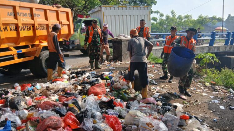 Satgas Sampah Tak Kenal Lelah Bersihkan Sampah Disepatan