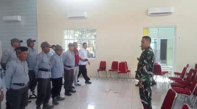 
					Jalin Silaturahmi, Babinsa Komsos Dengan Tomas Sosialisasi Kamtibmas