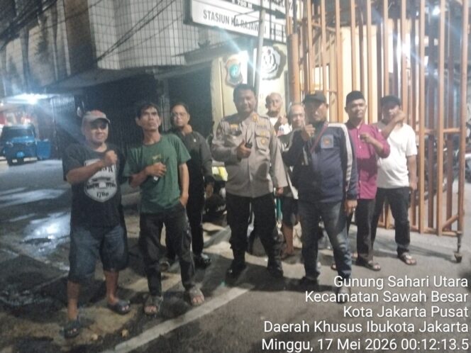 
					Semangat Sabuk Kamtibmas Lakukan Patroli Jelang Subuh, Polisi dan Pokdarkamtibmas Sisir Permukiman RW. 01 Gunung Sahari Utara