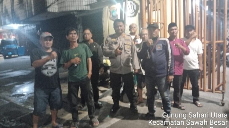 Semangat Sabuk Kamtibmas Lakukan Patroli Jelang Subuh, Polisi dan Pokdarkamtibmas Sisir Permukiman RW. 01 Gunung Sahari Utara