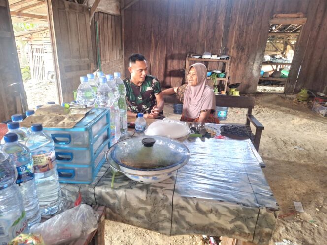 
					Di Sela-Sela Istirahat, Satgas TMMD 128 Ngobrol Santai di Warung Ibu Maryati