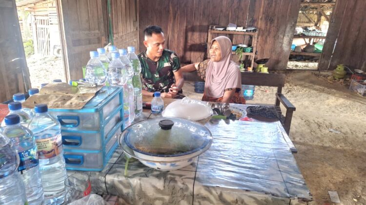 Di Sela-Sela Istirahat, Satgas TMMD 128 Ngobrol Santai di Warung Ibu Maryati