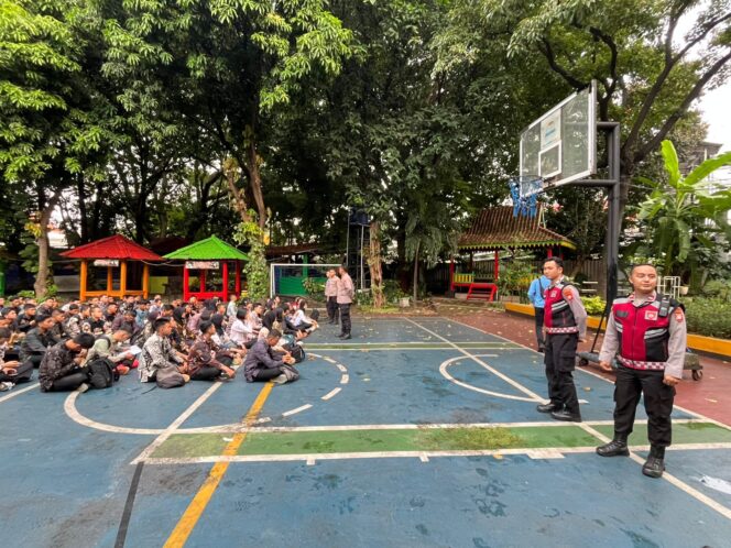 
					Panit Samapta Polsek Sawah Besar Amankan Seleksi Penerimaan Anggota Polri 2026 di SMKN 27 Jakarta