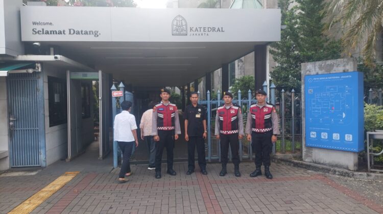 Pelayanan Kapolsubsektor Pasar Baru Dalam Giat Ibadah Warga di Gereja Katedral Sawah Besar