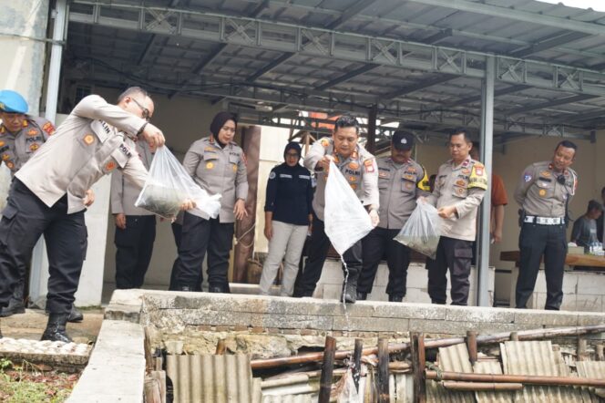 
					Kapolres Metro Bekasi Tebar 10.000 Benih Lele, Dukung Rantai Pasok SPPG Polri